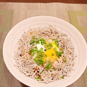 さっぱり美味しい！しらす丼 温泉卵添え